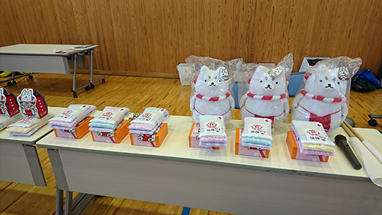 商品の一部。優勝者には磐田市のイメージキャラクター「しっぺい」のぬいぐるみが！